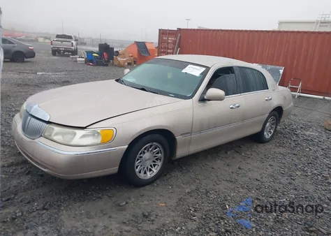 1998 Lincoln Town Car Signature z USA, uszkodzony, nr VIN 1LNFM82W2WY612236